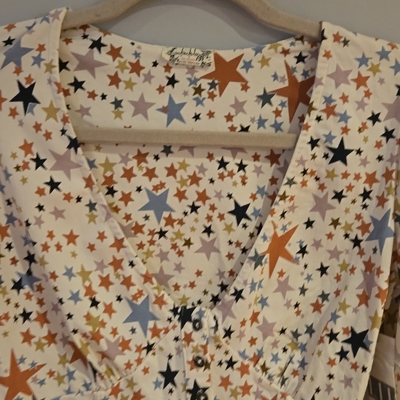 Intamately Women’s Long Sleeve Star Print V-Neck Bodysuot - White/ Cream Size S - Picture 4 of 7